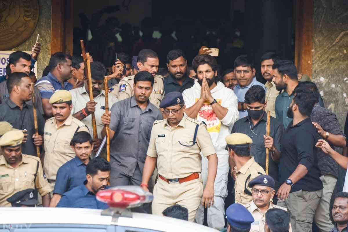‘पुष्पा 2' की जबरदस्त सफलता का लुत्फ उठा रहे दक्षिण भारतीय फिल्मों के बड़े अदाकार अल्लू अर्जुन पुलिस की गिरफ्त में है.
