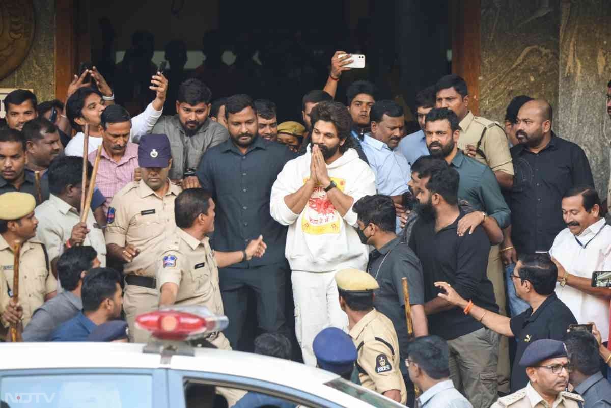 आखिर ये नौबत क्यों आई कि प्रशंसकों को ‘आर्मी' बुलाने वाले अभिनेता अल्लू अर्जुन को पुलिस स्टेशन का मुंह देखना पड़ा?
