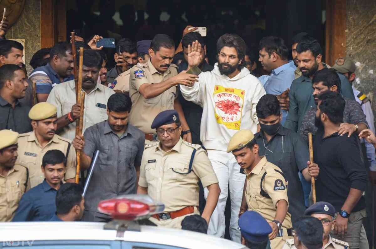5 दिसंबर को ‘पुष्पा 2' रिलीज हुई थी इससे ठीक एक दिन पहले 4 दिसंबर को हैदराबाद के संध्या थिएटर में स्क्रीनिंग रखी गई थी. आरोप है कि अभिनेता बिना पूर्व जानकारी के सिनेमाघर पहुंच गए.