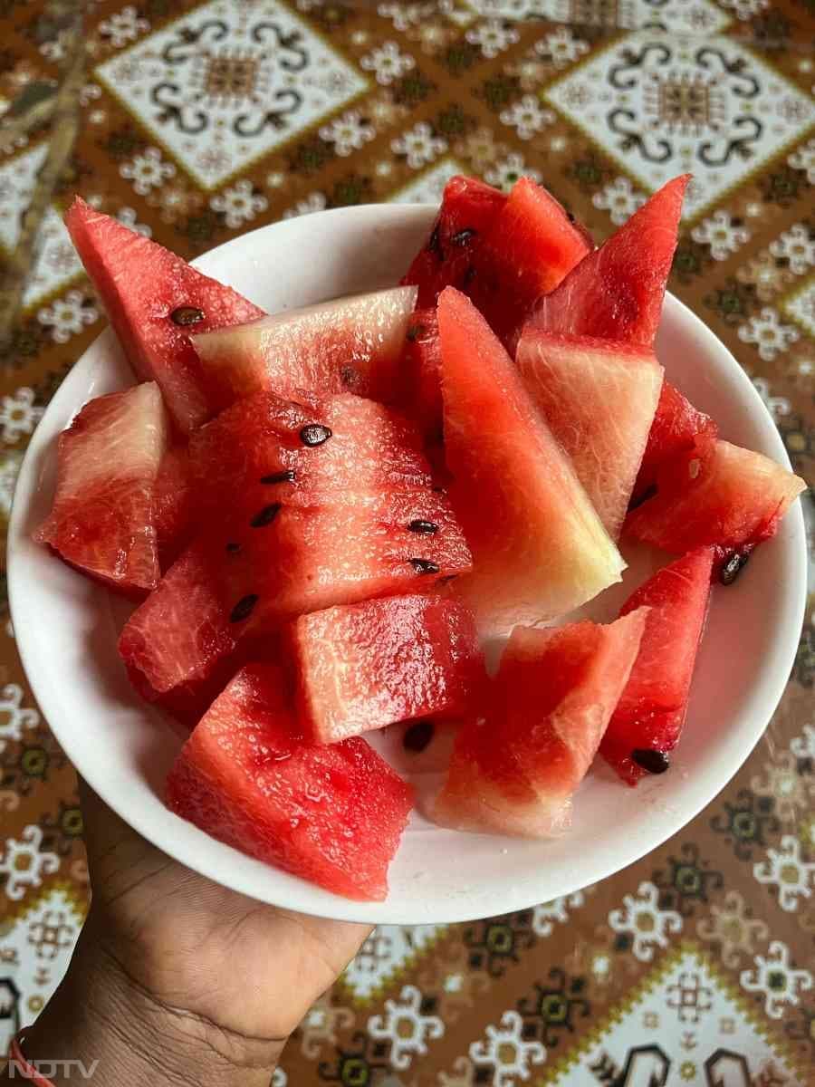 इसीलिए बेहतर यही माना जाता है कि जब खाना है तभी फल को काटा जाए