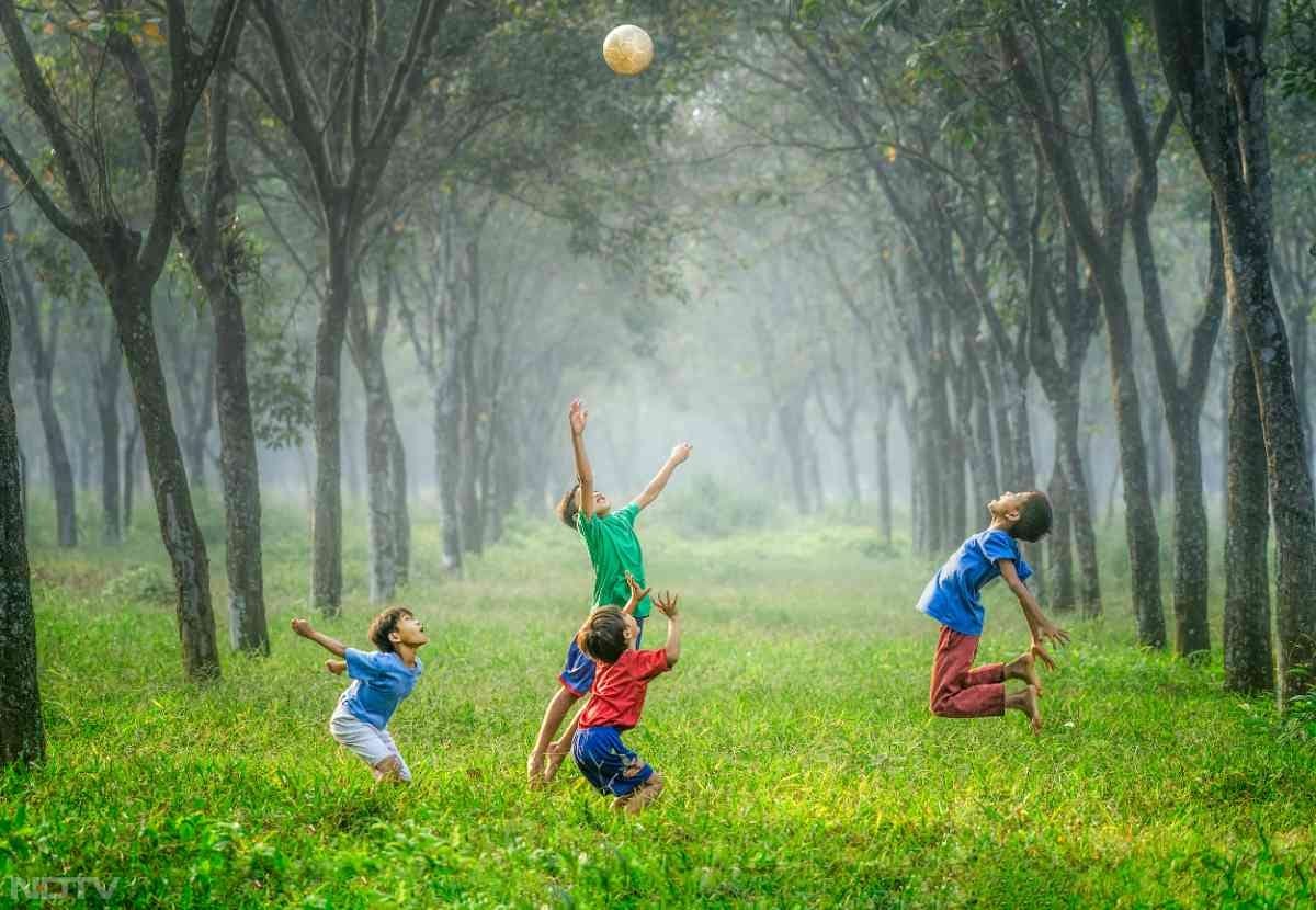 1. बात सुनें  - जब बच्चा अपनी बात बोले, तो उसे सुनें. बीच में रोके नहीं, इससे वो खुलकर बोलना सीखता है.