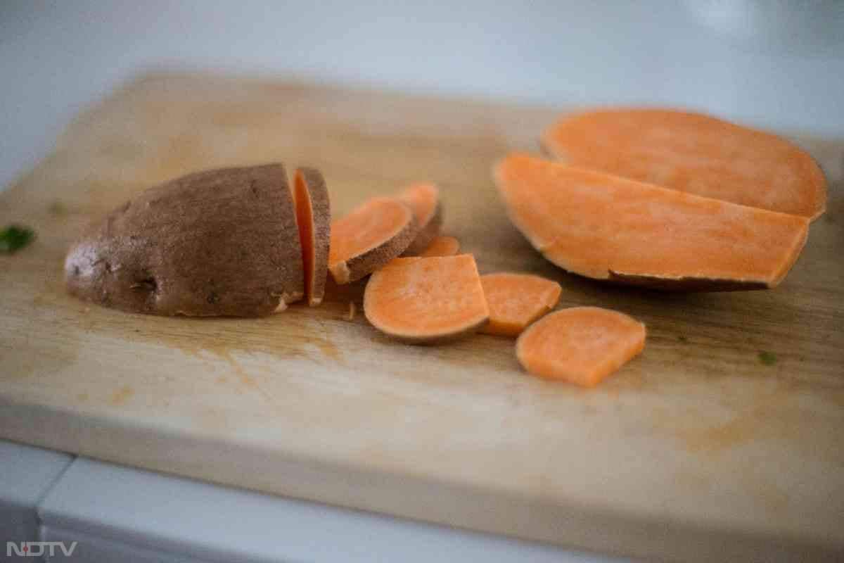 लेकिन आजकल बाजार में मिलने वाले कई शकरकंद केमिकल ट्रीटमेंट या आर्टिफिशियल पॉलिश से तैयार किए जा रहे हैं.