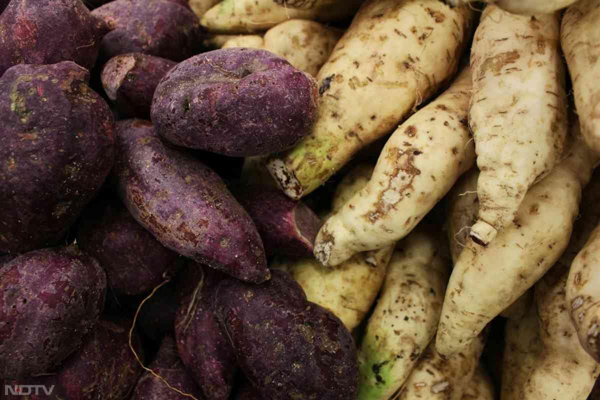 असली शकरकंद में अंदर से प्राकृतिक गूदा दिखेगा. वहीं, केमिकल वाले शकरकंद पर मोम या किसी पाउडर की परत नजर आएगी.