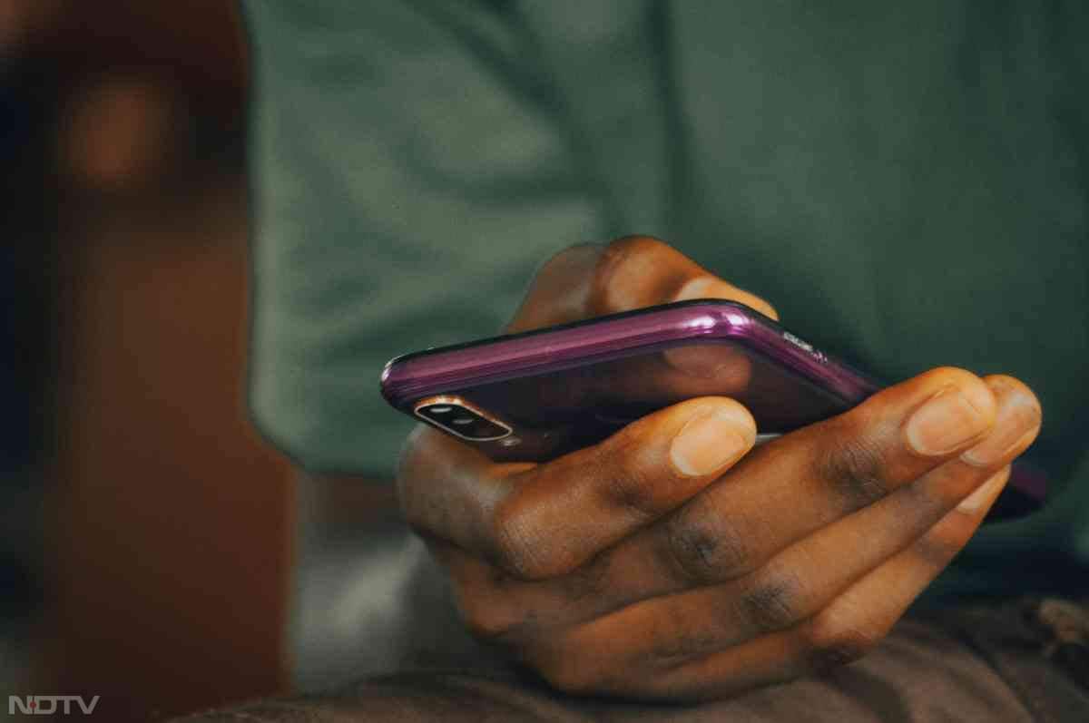 दोस्तों या फैमिली के साथ कुछ ऐसा प्लान करें कि किसी जगह पर घूमने जाएं. इससे आपको रील्स एडिक्शन कंट्रोल करने और अपना ध्यान दूसरी एक्टिविटीज पर लगाने में मदद मिलेगी