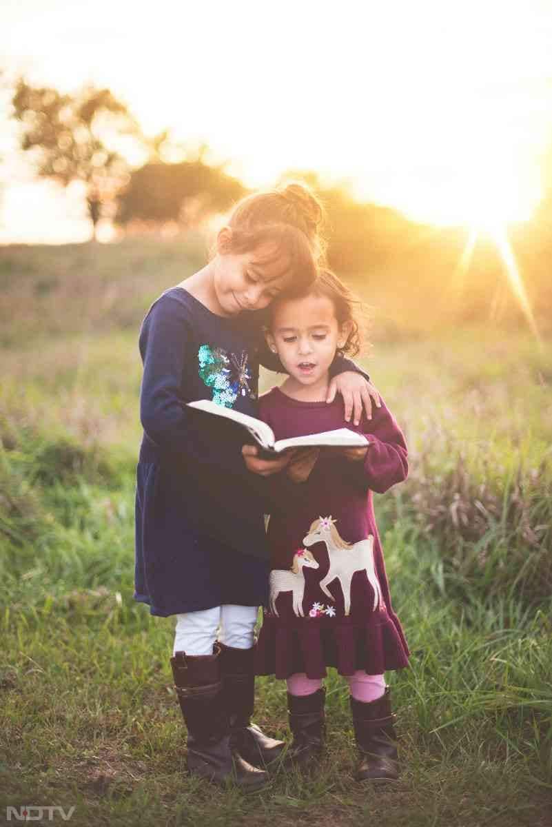 शुरुआत में बच्चों को लंबे समय तक पढ़ने के लिए ना बिठाएं. बल्कि उन्‍हें स्‍टोरी बुक्‍स आदि लाकर दें जिसे वे खुशी-खुशी पढ़ें.
