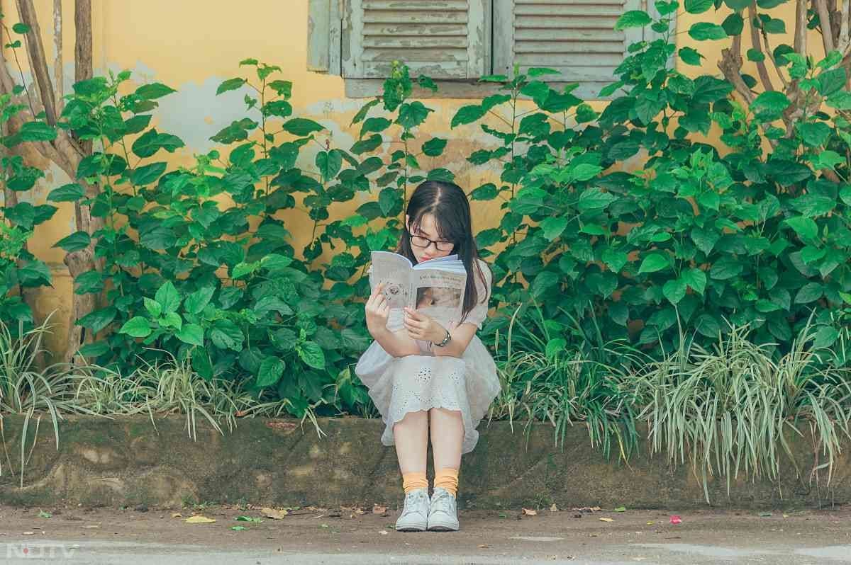 बच्‍चे को अगर कमरे में बैठकर पढ़ने का मन नहीं है तो उसे रोकटोक ना करें. वह जहां चाहे पढ़े.