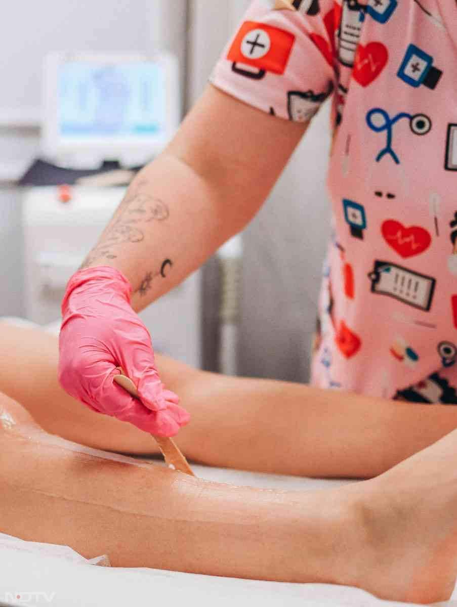 वैक्सिंग से पहले स्किन को माइल्ड क्लींजर से अच्छी तरह साफ करें और सुखा लें.