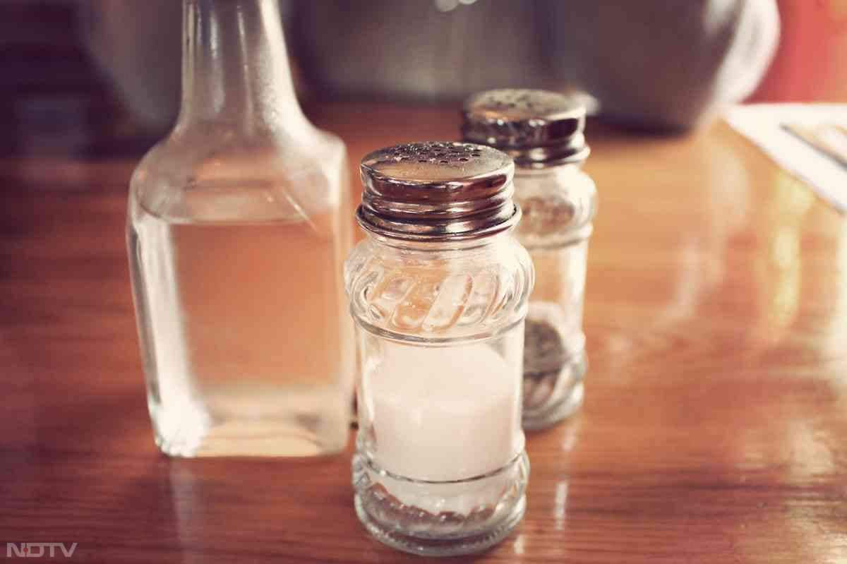 सिरके से फर्श पोंछने पर कॉकरोच भाग जाते हैं.