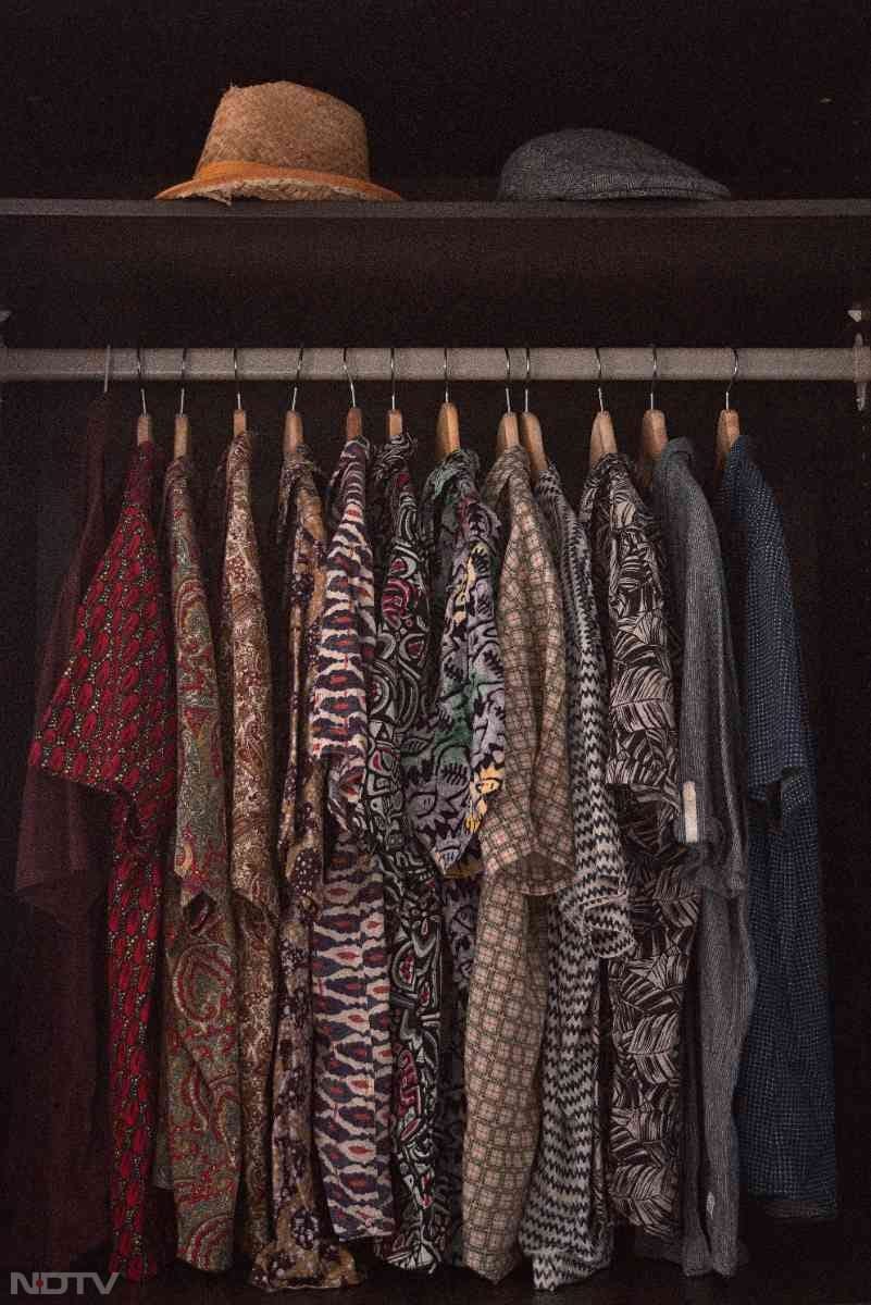 5. जब भी कपड़ों को अलमारी में रखें, इसके साथ खशबूदार सैशे, कपूर या लैवेंडर बैग जरूर रखें.