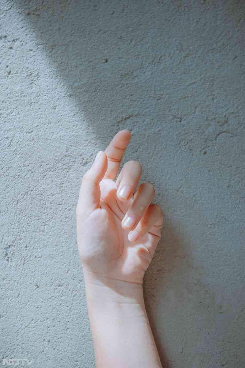 जानें ऐसे आसान और असरदार टिप्स, जिन्हें अपनाकर आप अपने हाथों को कोमल और मुलायम बना सकते हैं.