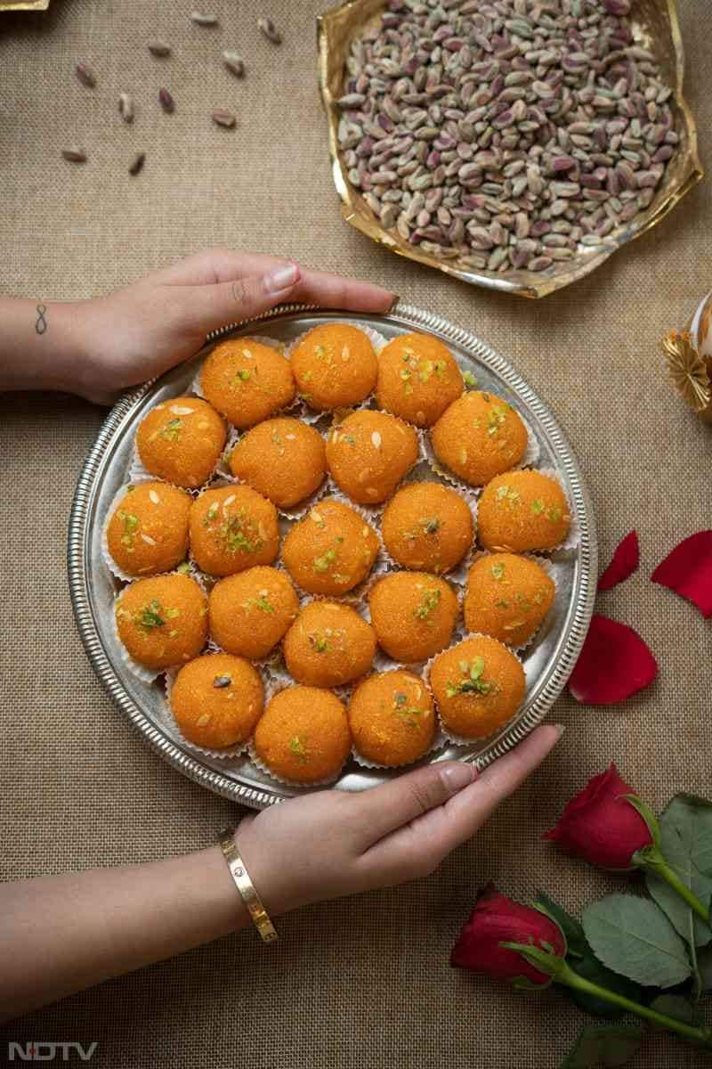 दिवाली पर मिठाई हमेशा कंट्रोल में खाएं. बहुत अधिक मीठा खाने से शरीर में ब्‍लड शुगर लेवल गड़बड़ हो सकता है.