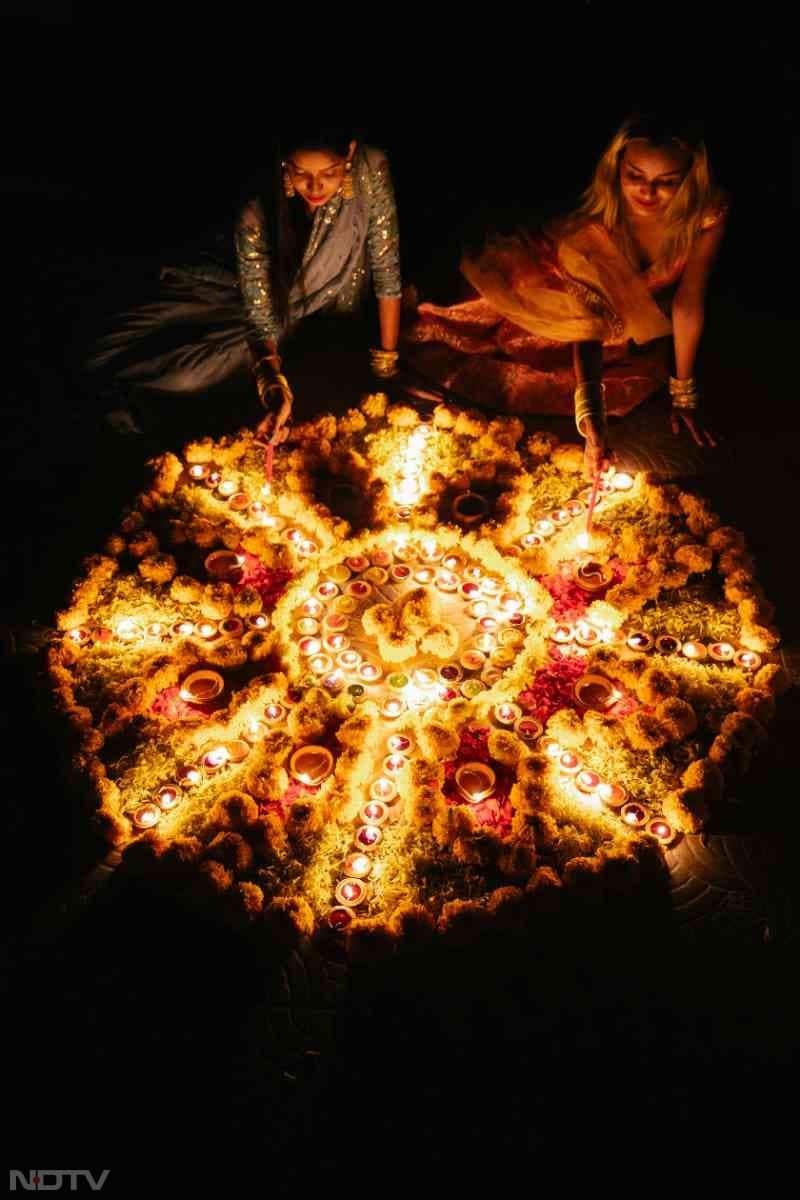 जानें ऐसे टिप्‍स, जिनकी मदद से दिवाली जैसे बड़े पर्व पर सेहत का ख्‍याल रख सकते हैं.