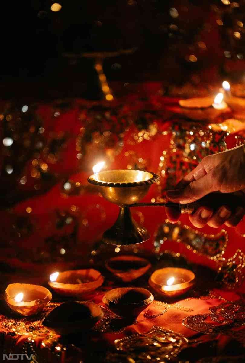दिवाली पर सेहत का खास ख्‍याल रखने की जरूरत होती है. अधिक मात्रा में मिठाइयां और पकवान खाने से सेहत का बैलेंस खराब हो सकता है.