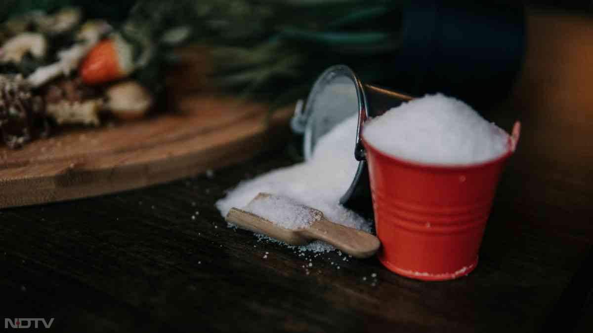 3. चीनी स्क्रब - हफ्ते में दो बार चीनी और नारियल तेल मिक्स कर हाथ-पैरों पर हल्का स्क्रब करें.