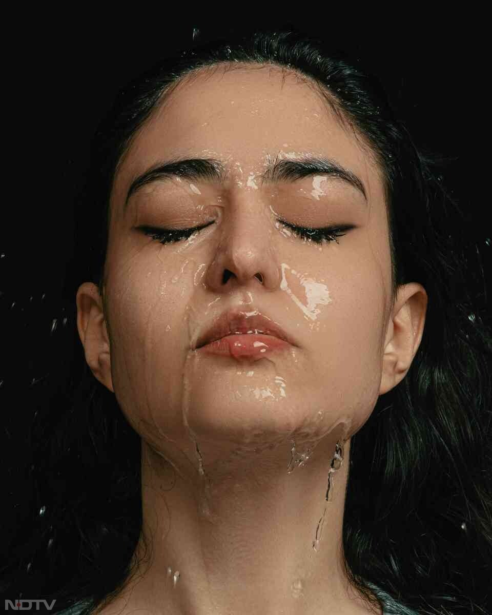 1. क्लेंज़िंग - लाइट फेसवॉश से दिन में दो बार चेहरा साफ करें ताकि पोर्स में जमा धूल और स्मोग पूरी तरह निकल जाए.