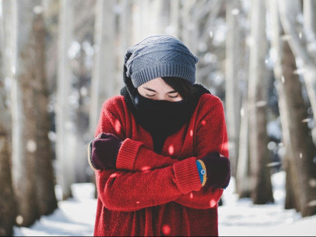 कड़कड़ाती ठंड में शरीर को गर्म रखने के 7 तरीके