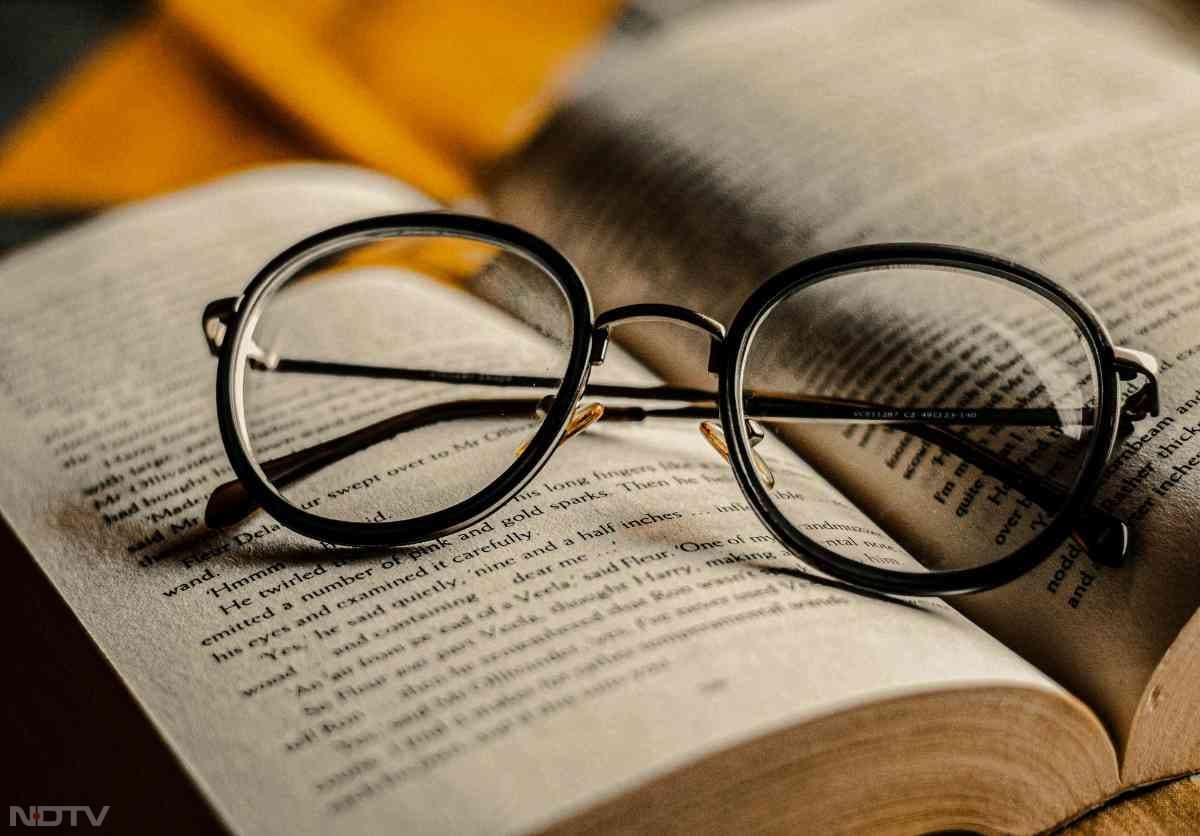 आयुर्वेद में ऐसे कई आसान और घरेलू नुस्खे हैं, जो आपकी आंखों की रोशनी को तेज करने में मदद कर सकते हैं.