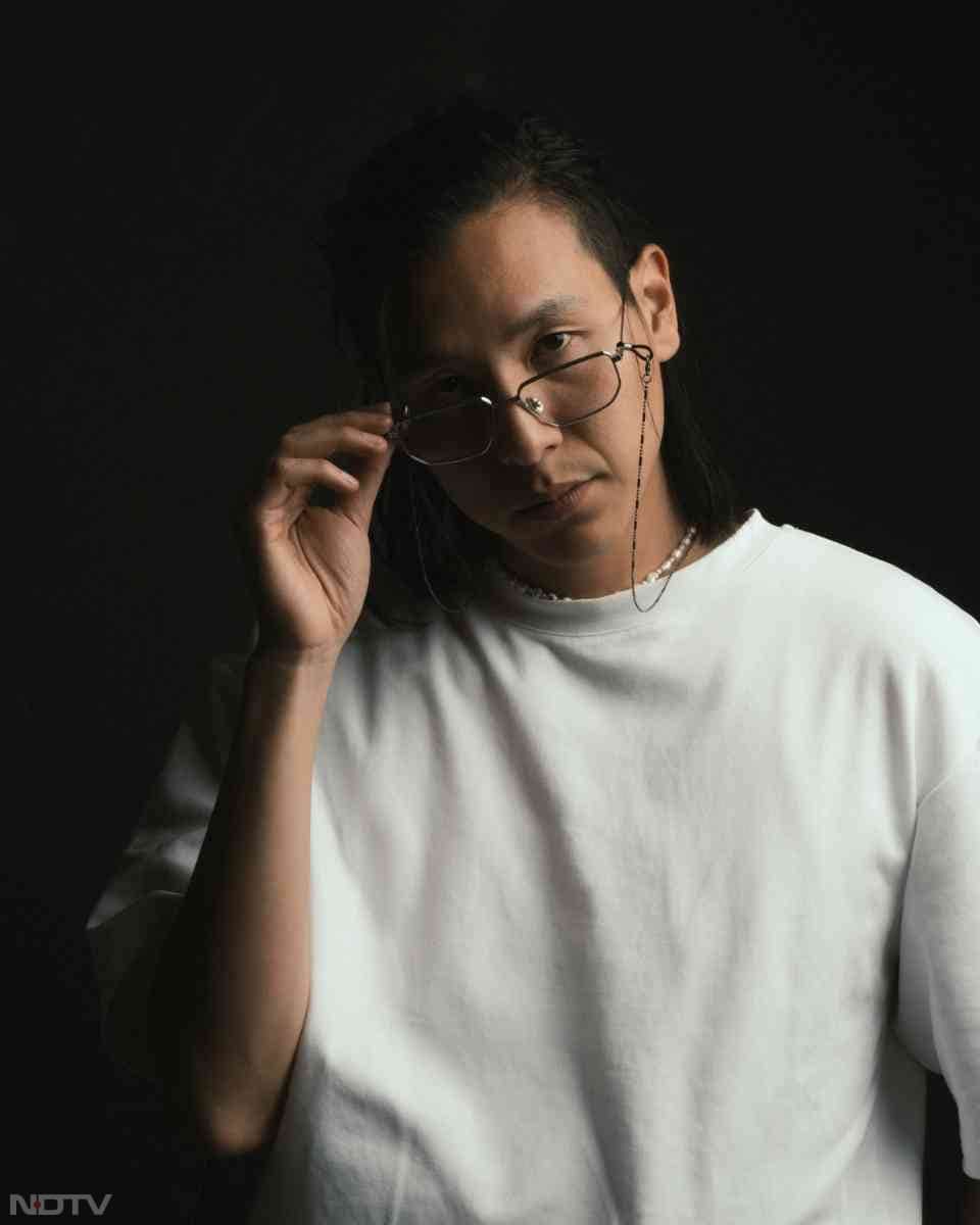 त्रिफला तीन फलों- आंवला, हरड़ और बहेड़ा का मिश्रण होता है, जो आंखों के लिए किसी वरदान से कम नहीं है. चिकित्&zwj;सक की सलाह से इसका प्रयोग करें.