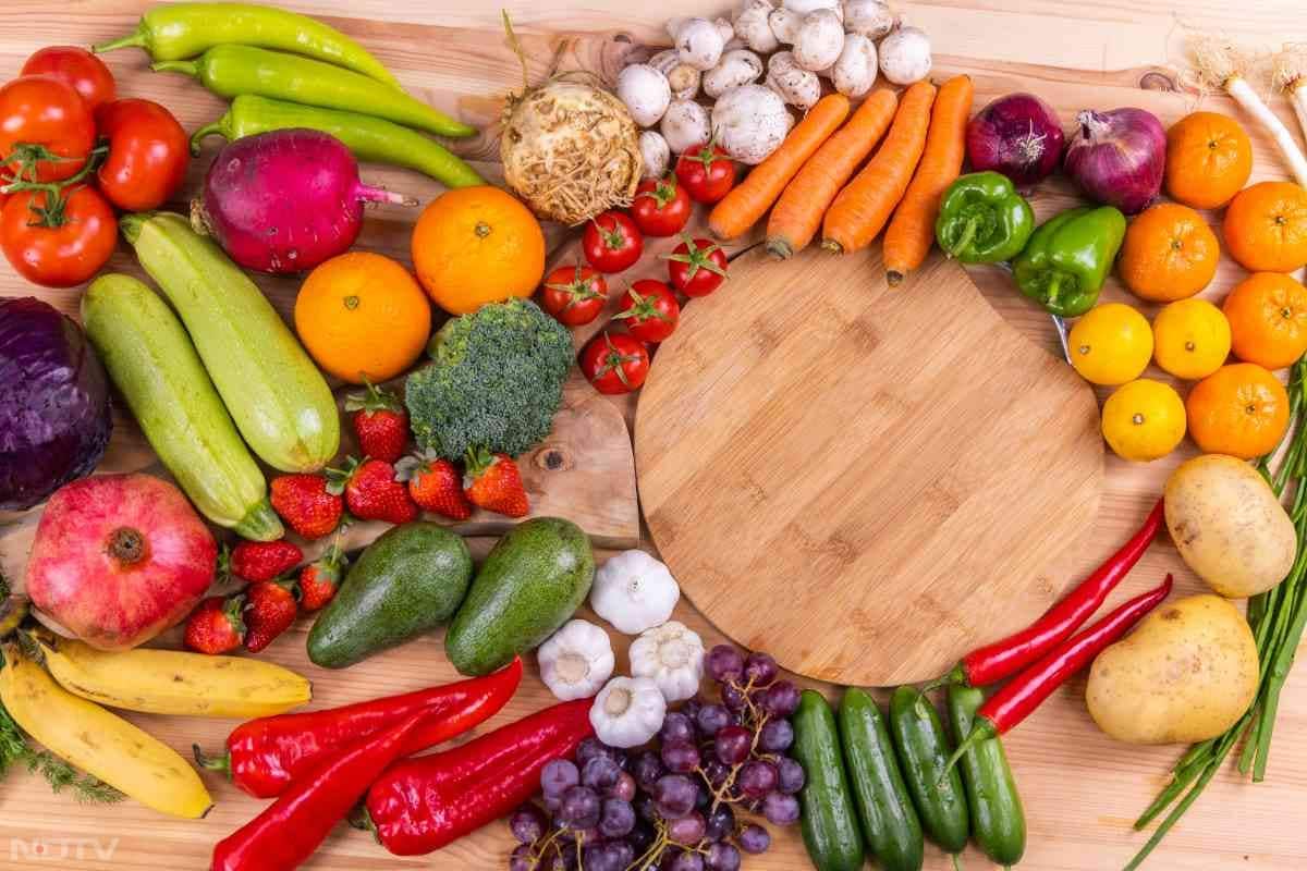 स्वस्थ आहार लें: विटामिन ए, सी, और ई से भरपूर खाद्य पदार्थ खाएं ताकि आपके होंठ स्वस्थ और पोषित रहें. अपने आहार में फल, सब्जियां, नट्स और बीज शामिल करें.
