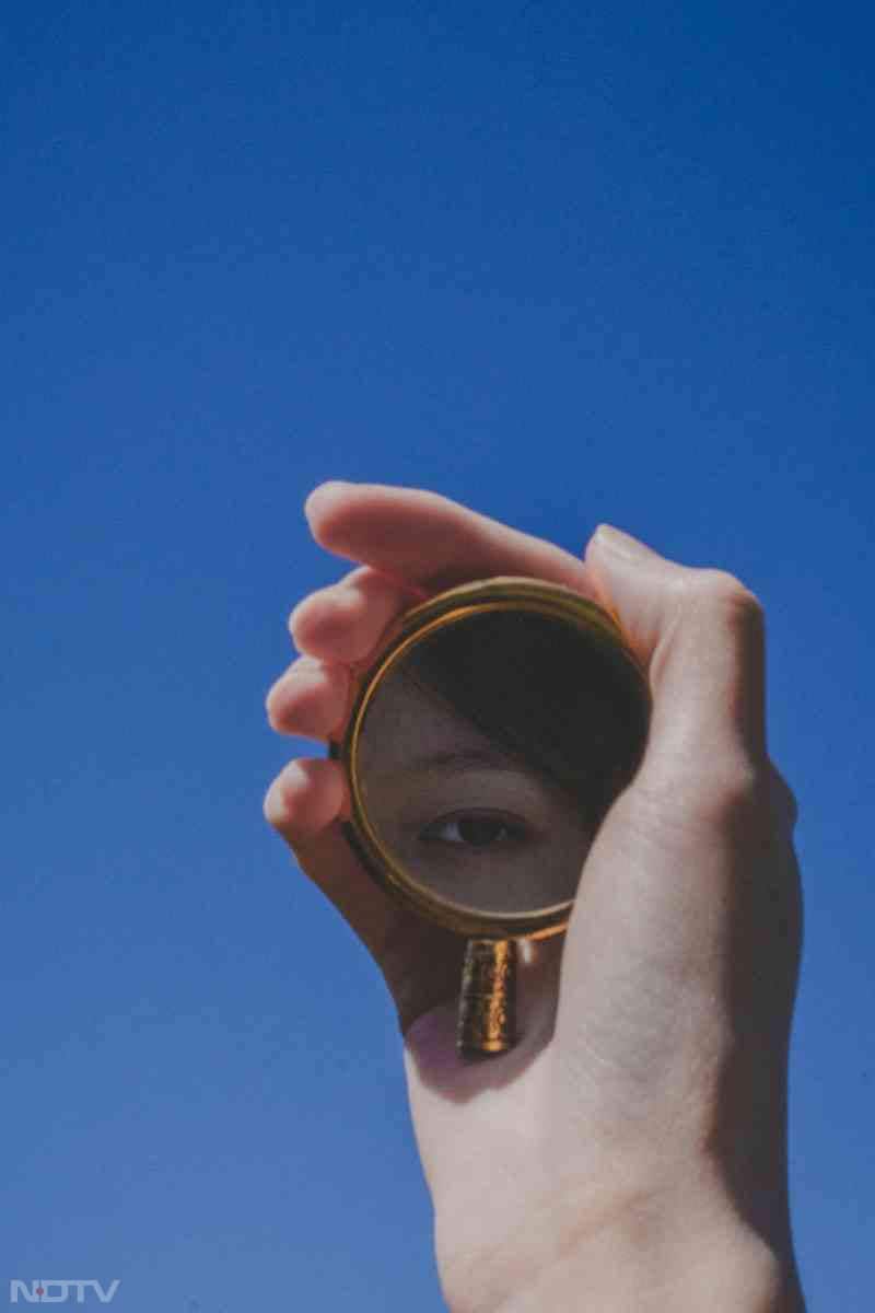 तो अगर आप आत्मविश्वास के साथ शीशे में देखेंगे तो इससे आपके कॉन्फिडेंस में काफी सुधार होगा.