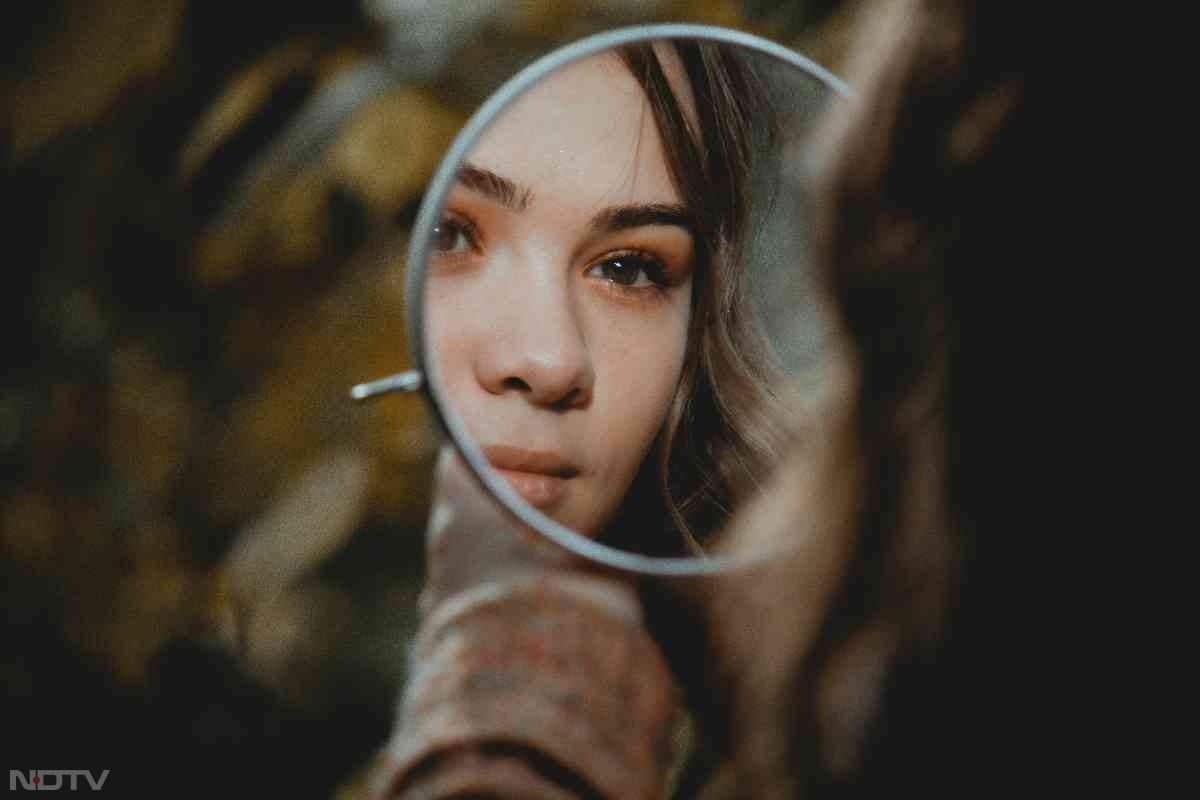 2. बॉडी पॉश्चर - शीशे के सामने सबसे पहले अपना पॉश्चर ठीक करें, कंधे पीछे, ठुड्डी ऊपर और कमर सीधी रखें.