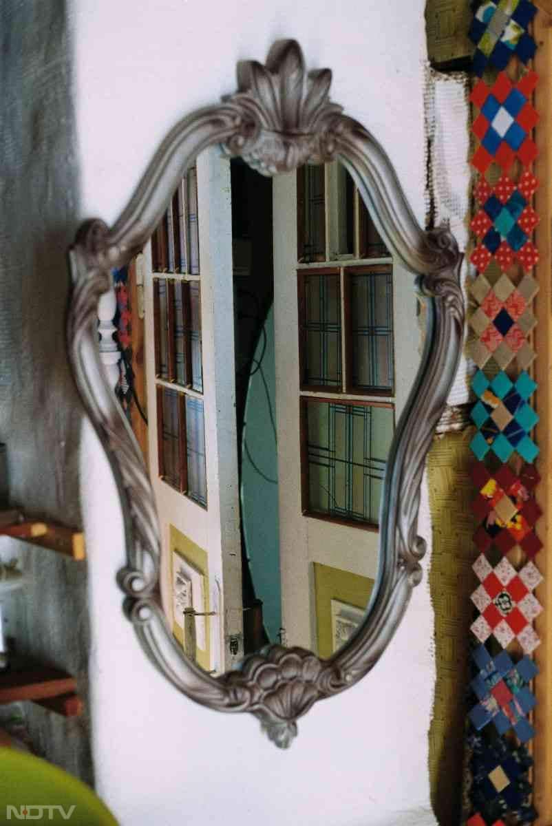 4. मुस्कुराएं - शीशे के सामने हमेशा खुद को मुस्कुराते हुए देखें. मुस्कान चेहरे की नर्व्स को शांत करती है, तनाव कम करती है और आपका कॉन्फिडेंस तुरंत बढ़ाती है.