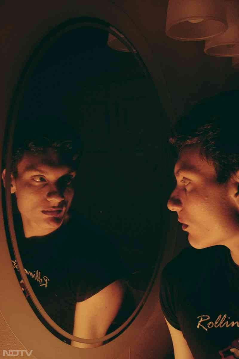 5. आंखें देखें - शीशे में बिना पलक झपकाए, आंखों में आंखे डालकर बातें करें. यही सबसे असरदार प्रैक्टिस है.