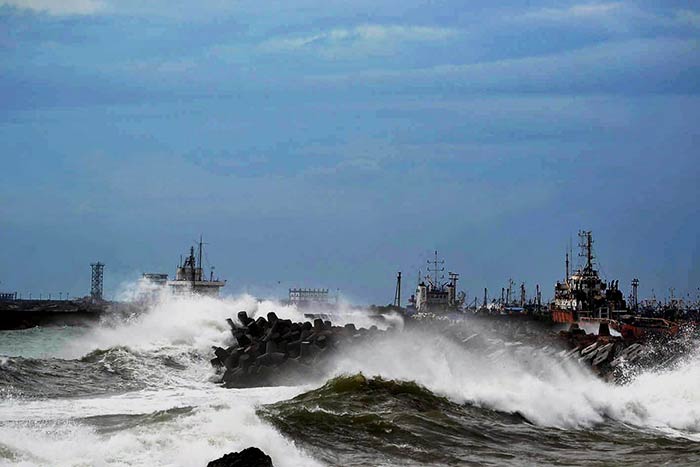 Tidal waves hit the Vizag beach as Cyclone Hudhud reaches the port city of Visakhapatnam on Saturday.