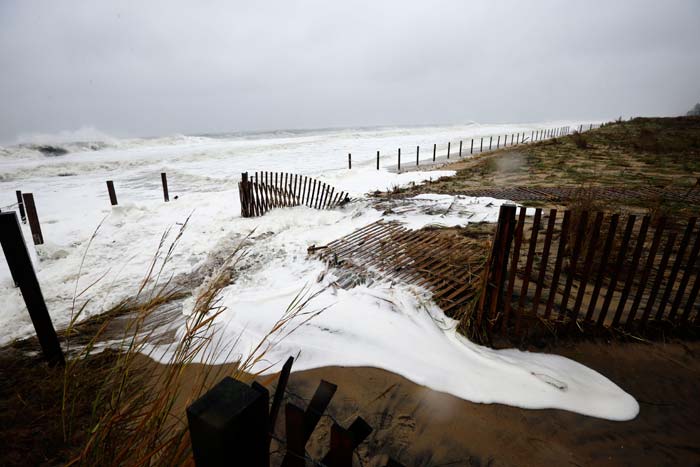 Superstorm Sandy slams into US East coast