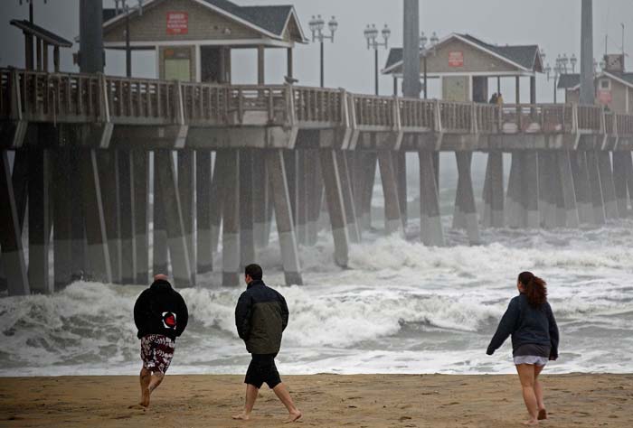 Superstorm Sandy slams into US East coast