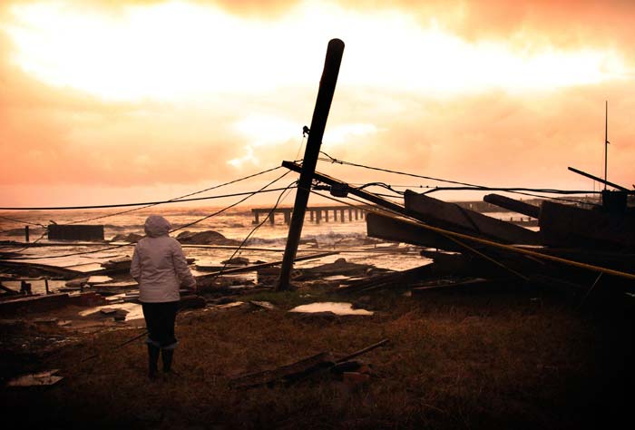 Superstorm Sandy slams into US East coast