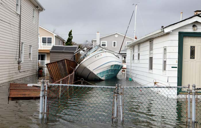 Superstorm Sandy slams into US East coast