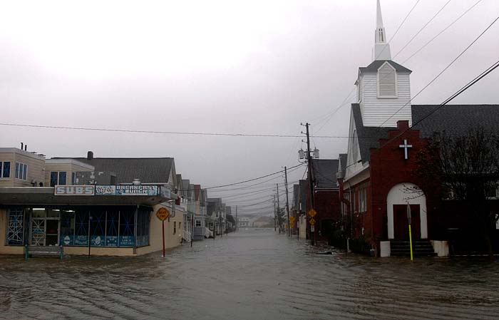 Superstorm Sandy slams into US East coast