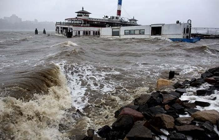 Superstorm Sandy slams into US East coast