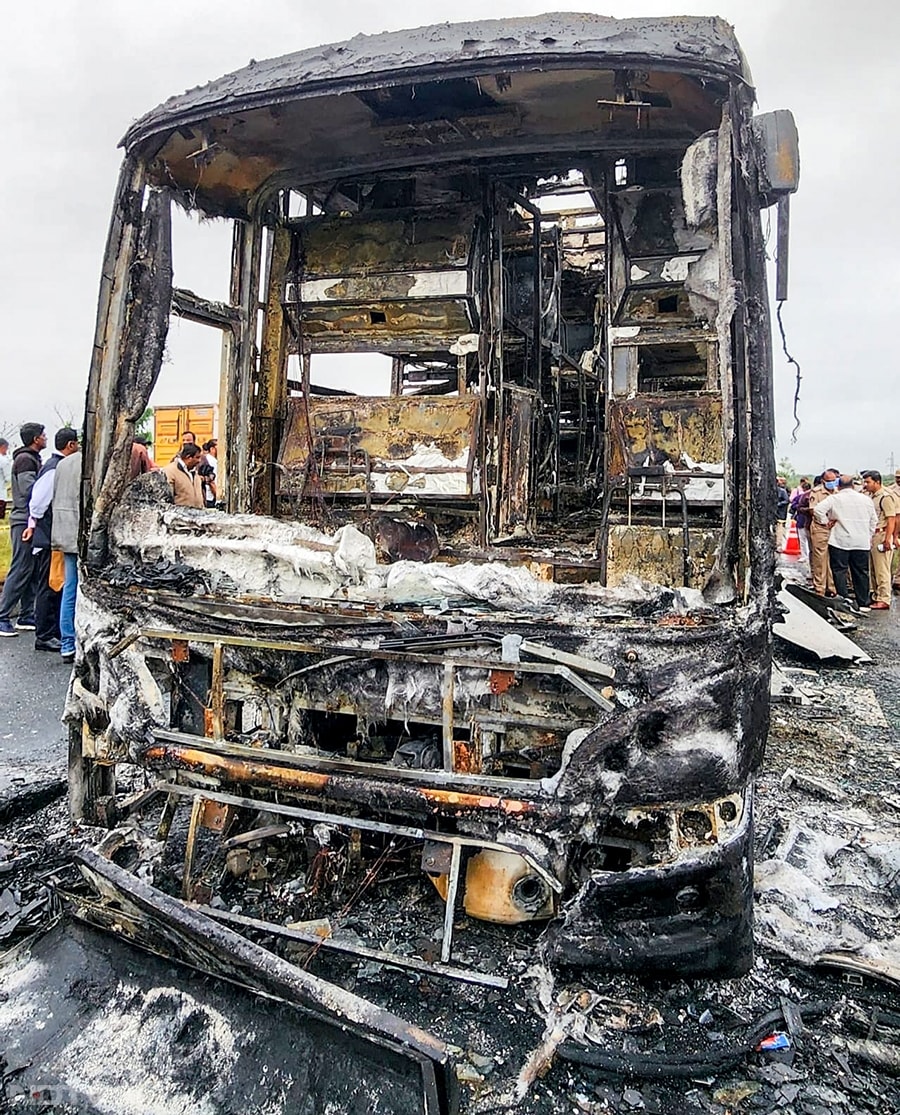 हैदराबाद से बेंगलुरु जा रही एक निजी बस में शुक्रवार को एक बाइक से टक्कर के बाद आग लग गई, जिससे 19 लोगों की मौत हो गई. मृतकों में बाइक सवार भी शामिल है.