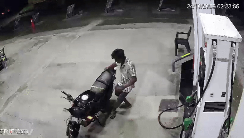 जिस बाइक सवार की वजह से बस आग के गोले में बदल गई, उसका सीसीटीवी फुटेज सामने आया है. वीडियो बस के साथ टक्कर से ठीक पहले एक पेट्रोल पंप पर का है.