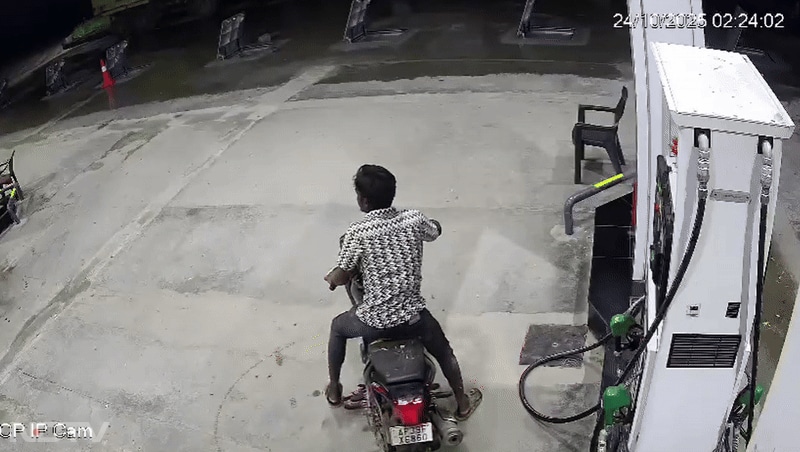 इसमें यह बाइकर नशे की हालत में दिख रहा है. पेट्रोल पंप से वह बाइक को लहराते हुए निकालता है. उसके हाव-भाव बता रहे हैं कि उस पर किस तरह रफ्तार का नशा सवार था.