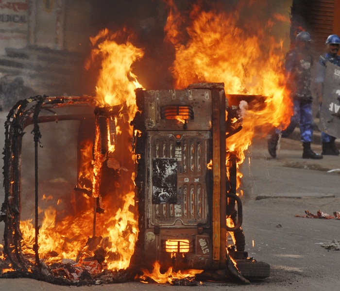 Curfew was imposed on Monday evening in 17 police station areas of South Zone after fresh violence erupted in Moghalpura, Shalibanda, Charminar, Aliabad, Falaknuma, Shamsheergunj and Lal Darwaja localities.(AP photo)