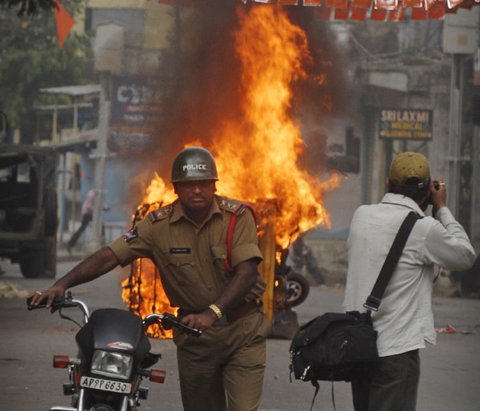 Police fired tear gas to disperse crowds that clashed for a third straight day in India's information technology hub, leaving more than 150 injured.(AP photo)