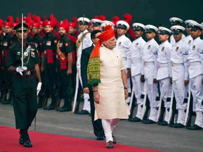 Prime Minister Narendra Modi (C) inspects a guard of honour for the country's 68th Independence Day at the Red Fort in New Delhi on August 15, 2014.