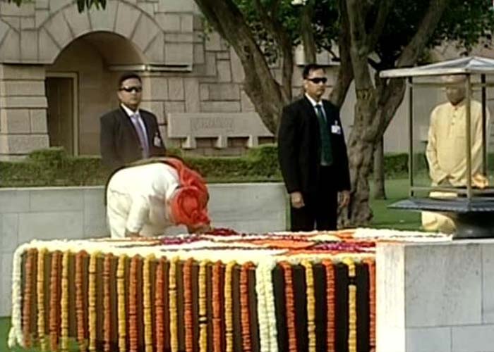 Earlier this morning Prime Minister Narendra Modi paid his tribute to the father of the nation Mahatma Gandhi at Raj Ghat in New Delhi on Independence Day. India Celebrates her 68th Independence Day on August 15, 2014