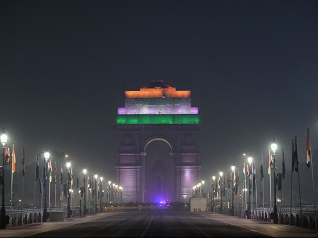 Photo : 75वें गणतंत्र दिवस की पूर्व संध्या पर तिरंगे के रंग में जगमगाया भारत