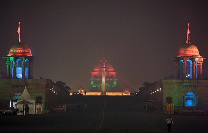 तिरंगे रंग में रंगा राष्ट्रपति भवन बेहद खूबसूरत नजर आ रहा था. फोटो: एएनआई