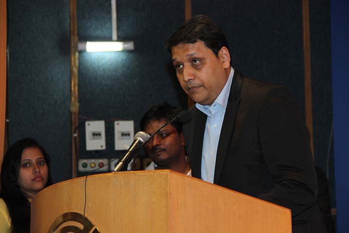 Sanjay Sinha, Editor, AajTak (TV Today), also an IIMC alumni (batch 1988-1989, packsa vast experience in journalism.