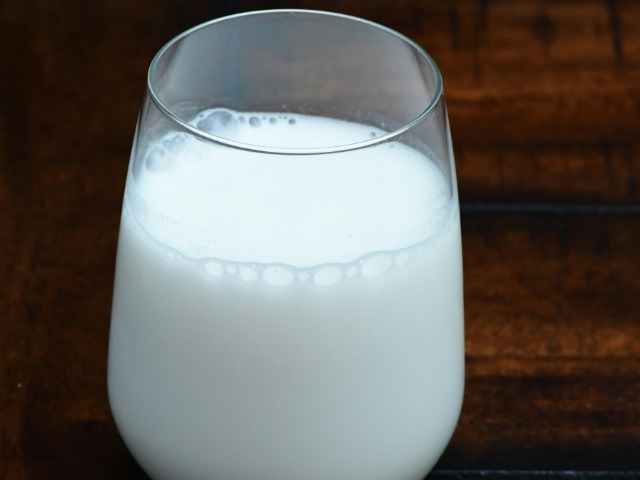 इन लोगों को दूध पीने से बचना चाहिए