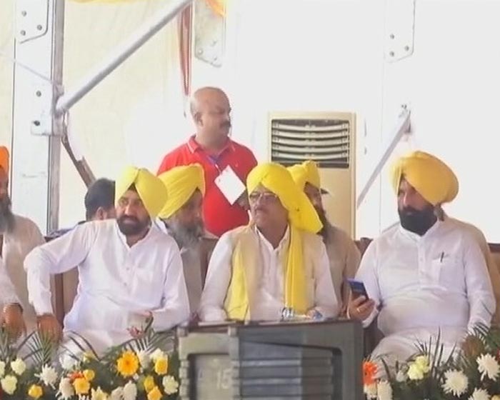 In Pics: A Sea Of Yellow At Swearing-In Ceremony Of AAP"s Bhagwant Mann