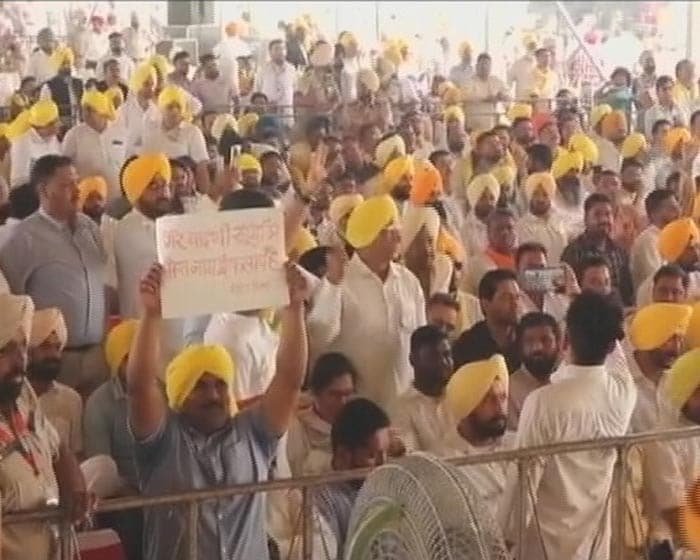 In Pics: A Sea Of Yellow At Swearing-In Ceremony Of AAP"s Bhagwant Mann