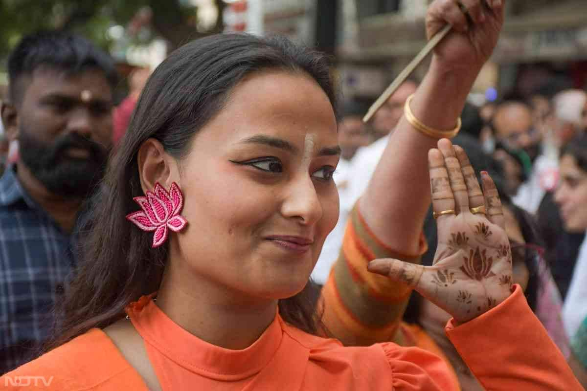 A BJP woman in Nagpur worker wears 'lotus' in her ear while celebrating NDA's win in Maharashtra elections