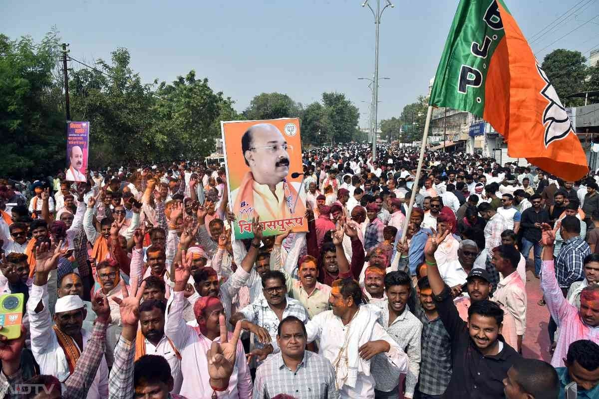 BJP supporters celebrate in Akola as the BJP-led Maha Yuti alliance wins in the Maharashtra elections