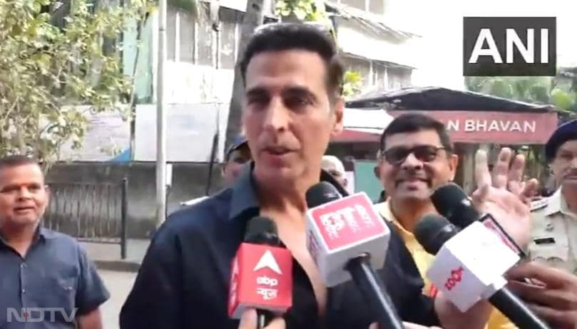 Actor Akshay Kumar showed his inked finger after casting his vote for 2024 Maharashtra assembly elections